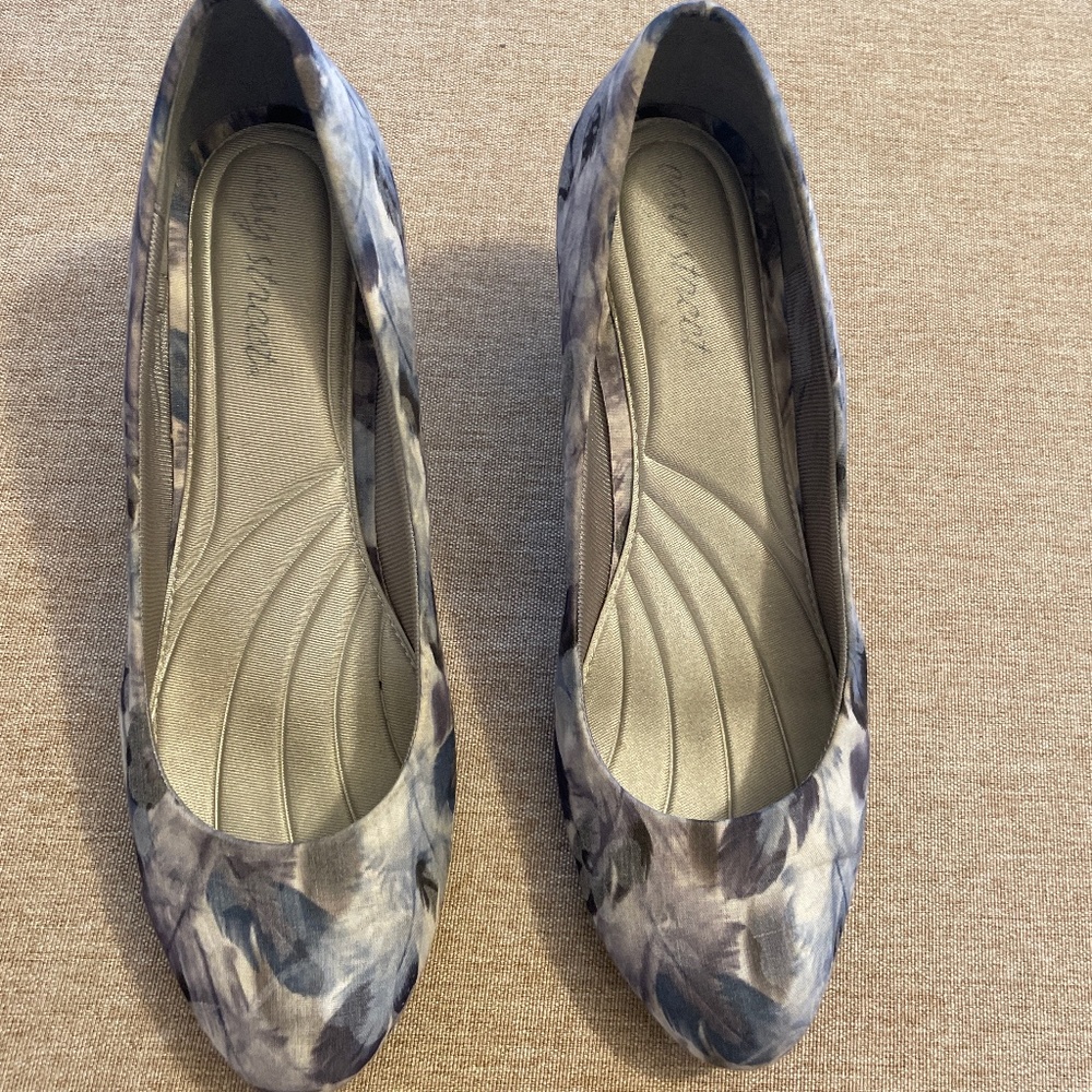 Navy Floral Shoes -size 8
